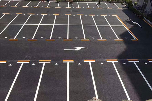 Application of thermoplastic road marking paint on parking lots
