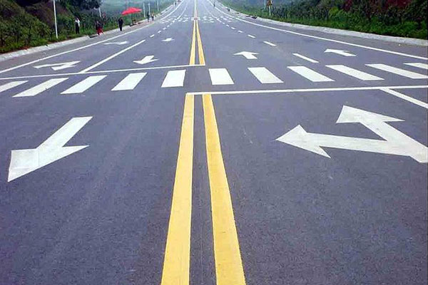 Application of thermoplastic road marking paint on road