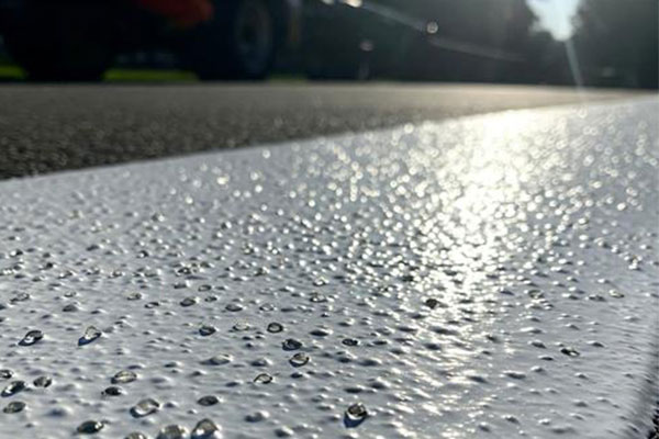 حبيبات زجاجية في علامات الطرق